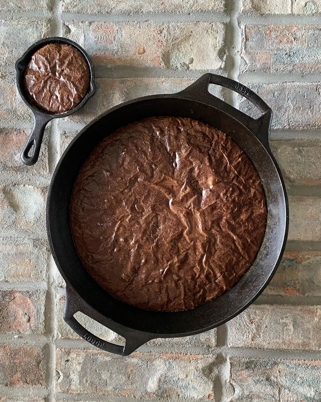 http://crisbee.org/cdn/shop/articles/cast_iron_brownies_after_seasoning_cast_iron_with_crisbee.jpg?v=1679891860